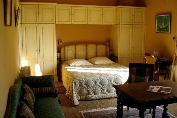 Chateau Belles Graves Pomérols Room photo