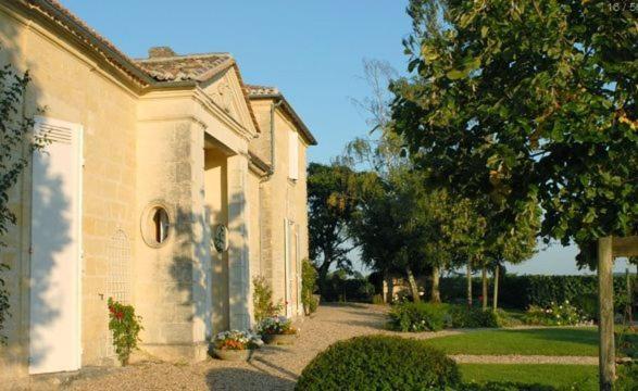 Chateau Belles Graves Pomérols Exterior photo