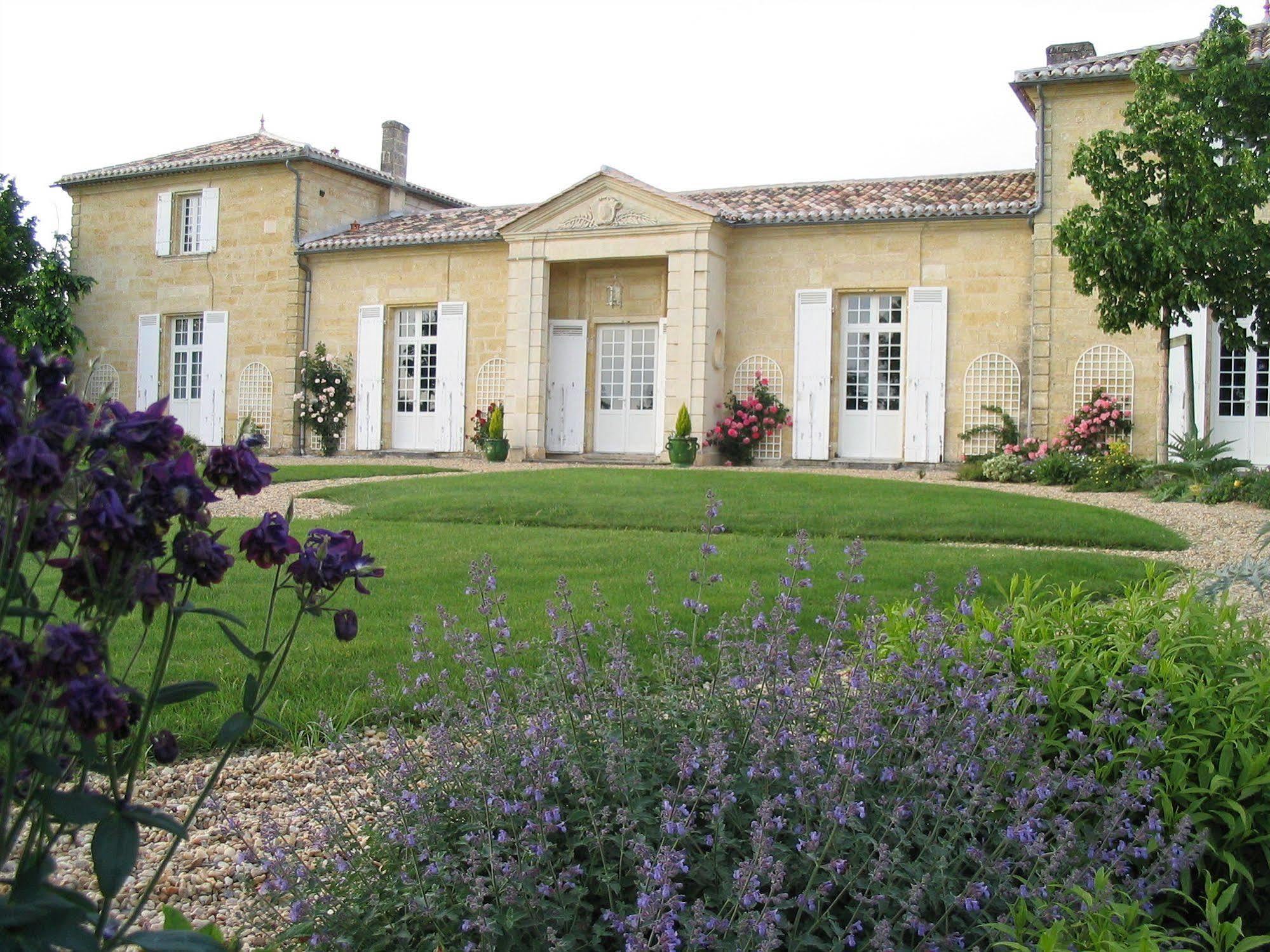 Chateau Belles Graves Pomérols Exterior photo