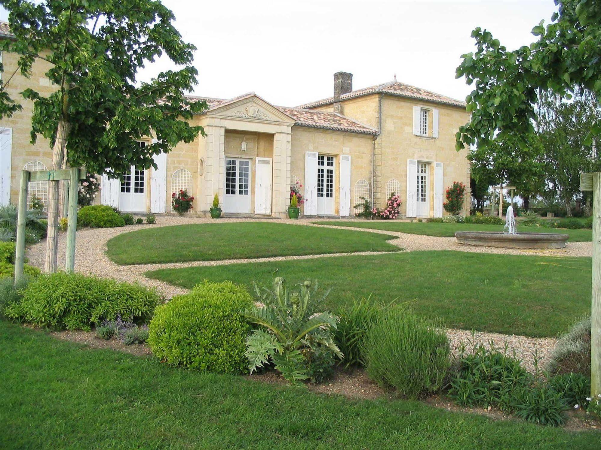 Chateau Belles Graves Pomérols Exterior photo