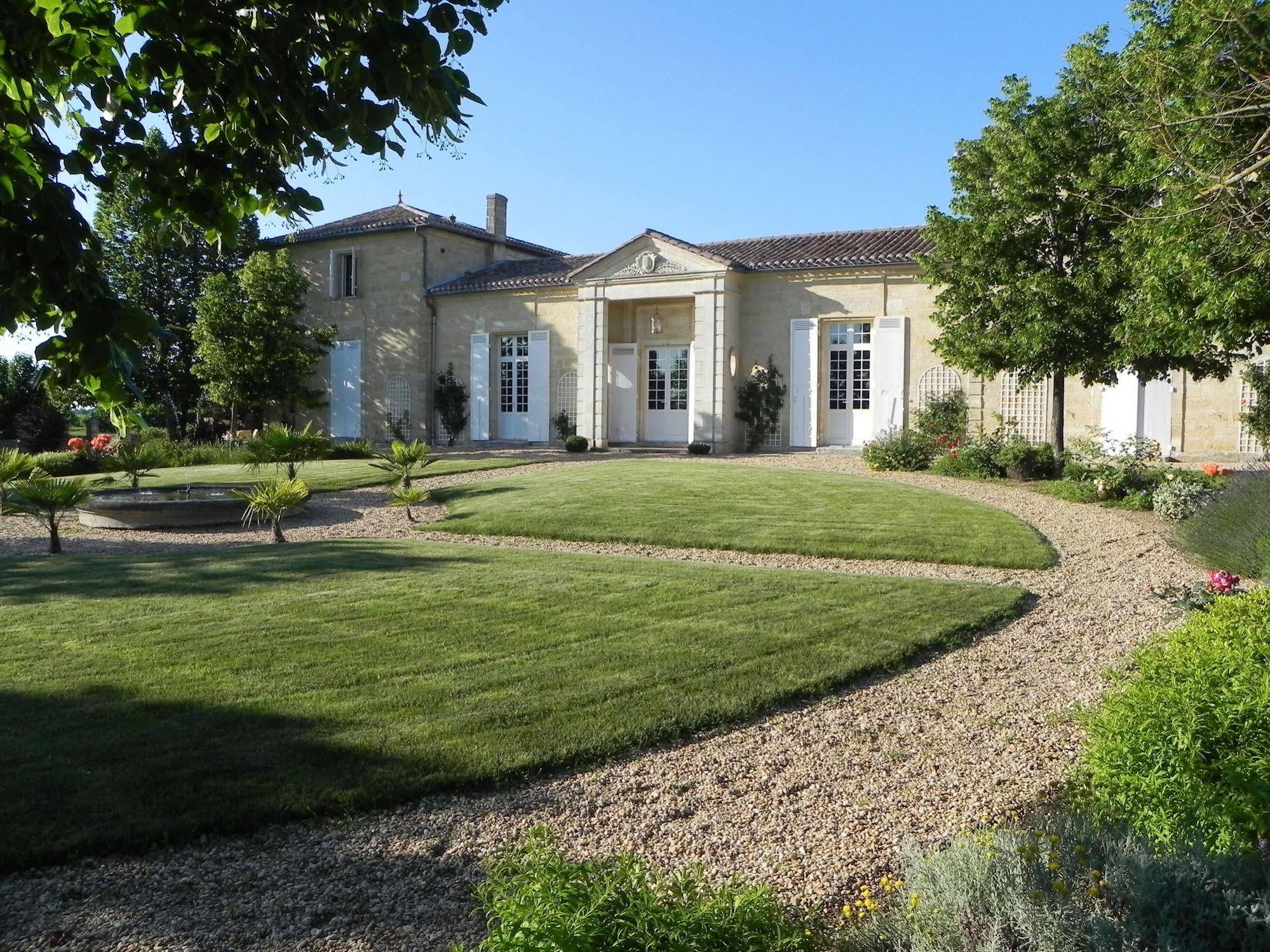 Chateau Belles Graves Pomérols Exterior photo